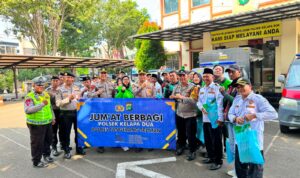 Polsek Kelapa Dua Gandeng Ojol dan Pokdar Kamtibmas berbagai berkah, Jum'at (15/5/26). Fhoto: Istimewa