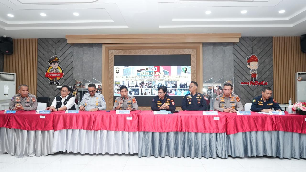 Kepala Biro Laboratorium Kedokteran dan Kesehatan Pusdokkes Polri, Brigjen Pol Dr. dr. Sumy Hastry Purwanty, bersama Wakapolda Sumsel, Brigjen Pol Rony Samtama saat memberikan keterangan Pers, Jum'at (15/5/26). Fhoto: Istimewa