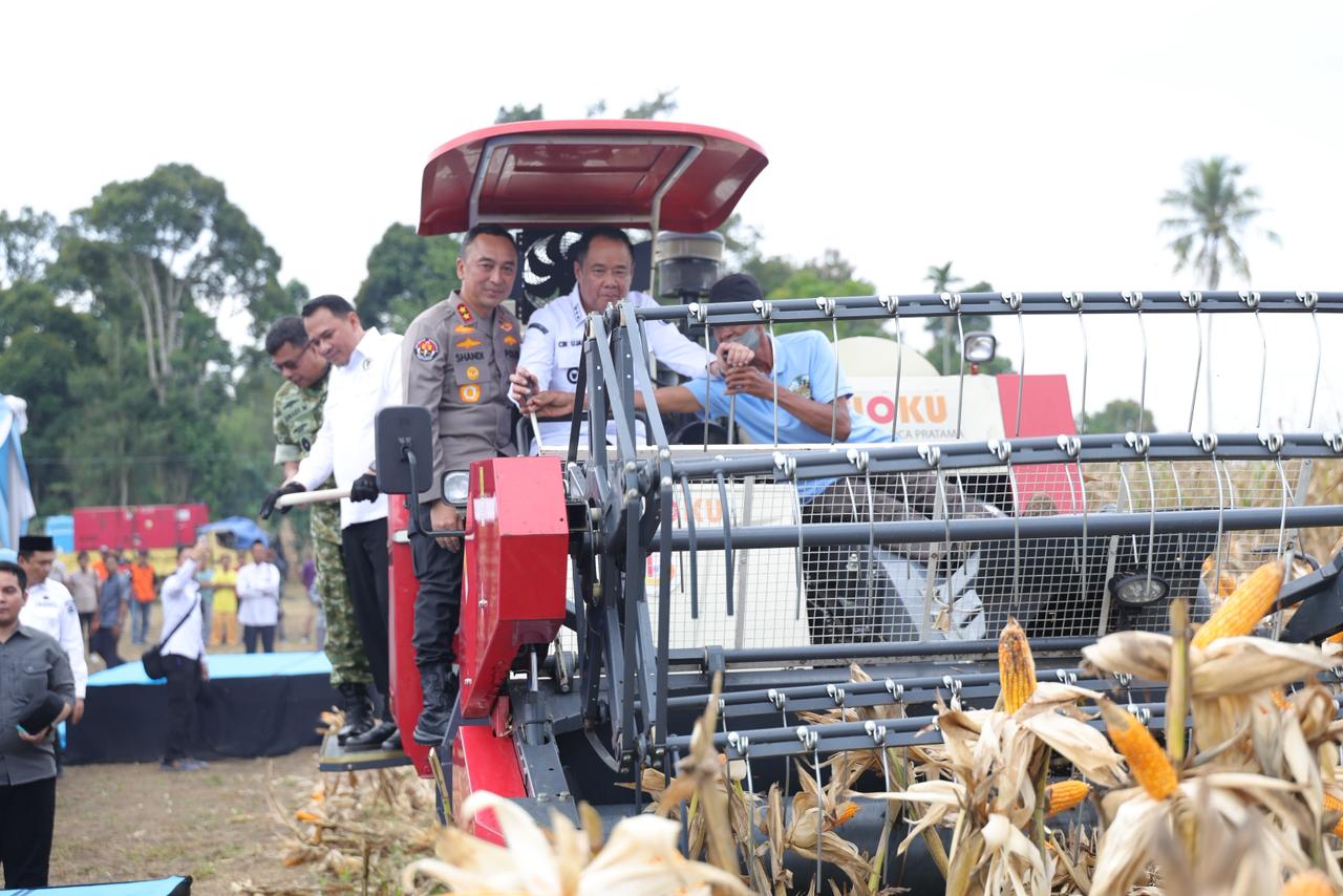 Kapolda Sumsel, Irjen Pol Sandi Nugroho bersama Wakil Gubernur Sumsel, Cok Ujang, gunakan traktor saat panen raya jagung di Oku Selatan, Sabtu (16/5). Fhoto: Istimewa