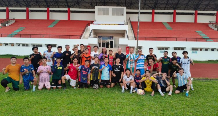 Kapolres Muara Enim, AKBP Hendri Syaputra, S.I.K., M.H., bersama klub sepak bola lokal di Kabupaten Muara Enim, Kamis (28/5/2026). Fhoto: Istimewa