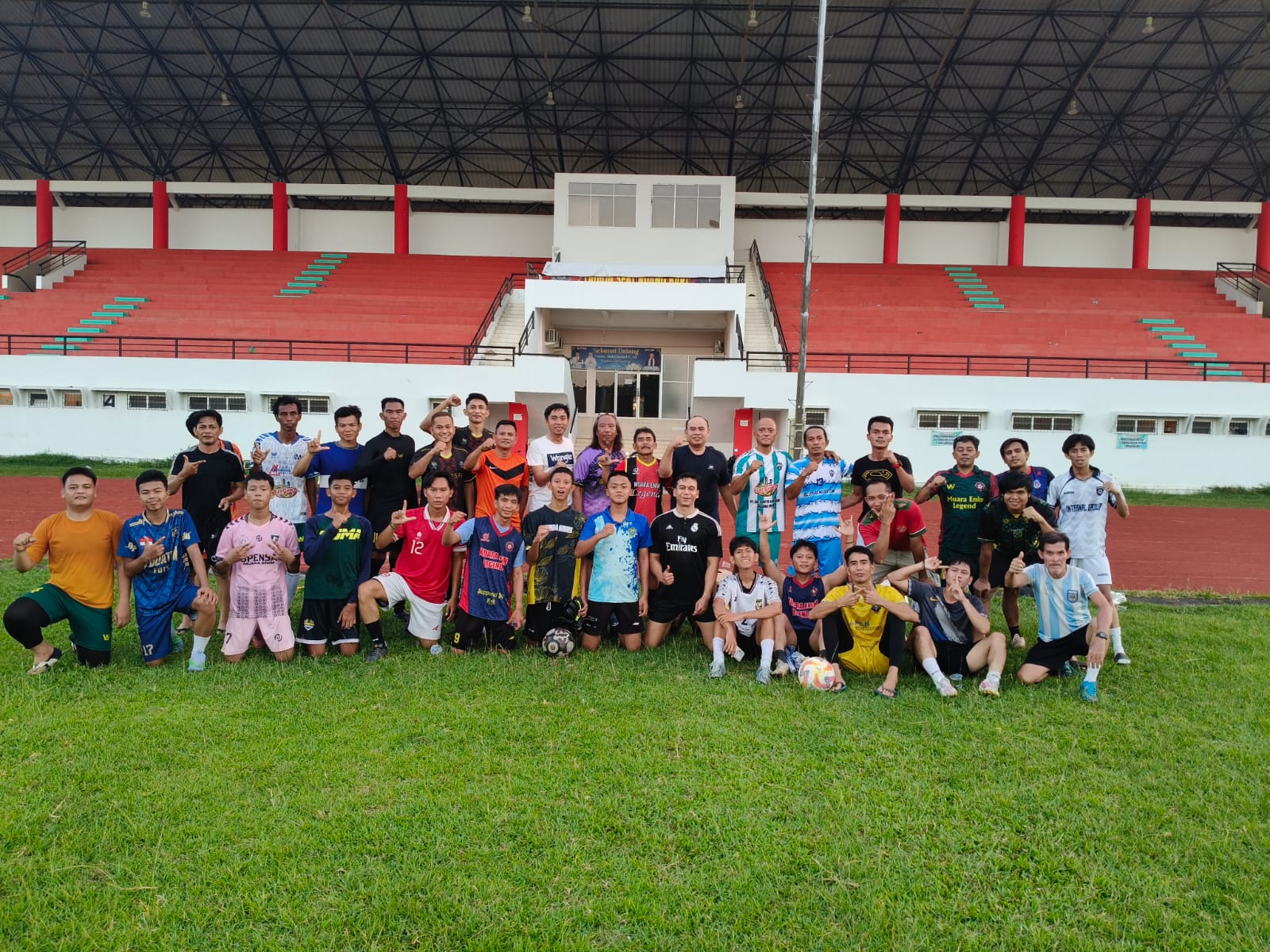 Kapolres Muara Enim, AKBP Hendri Syaputra, S.I.K., M.H., bersama klub sepak bola lokal di Kabupaten Muara Enim, Kamis (28/5/2026). Fhoto: Istimewa