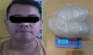 Tersangka MN (31) dan barang bukti narkoba jenis sabu, yang berhasil diamankan Ditresnarkoba Polda Sumsel. Fhoto: Suherman