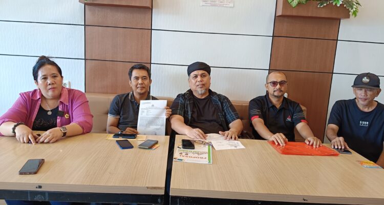 Kuasa hukum korban, Adv. Idasril Faisal Tanjung, SE, SH, MM, MH, bersama Tim, saat jumpa pers, Sabtu (9/5/26). Fhoto: Suherman