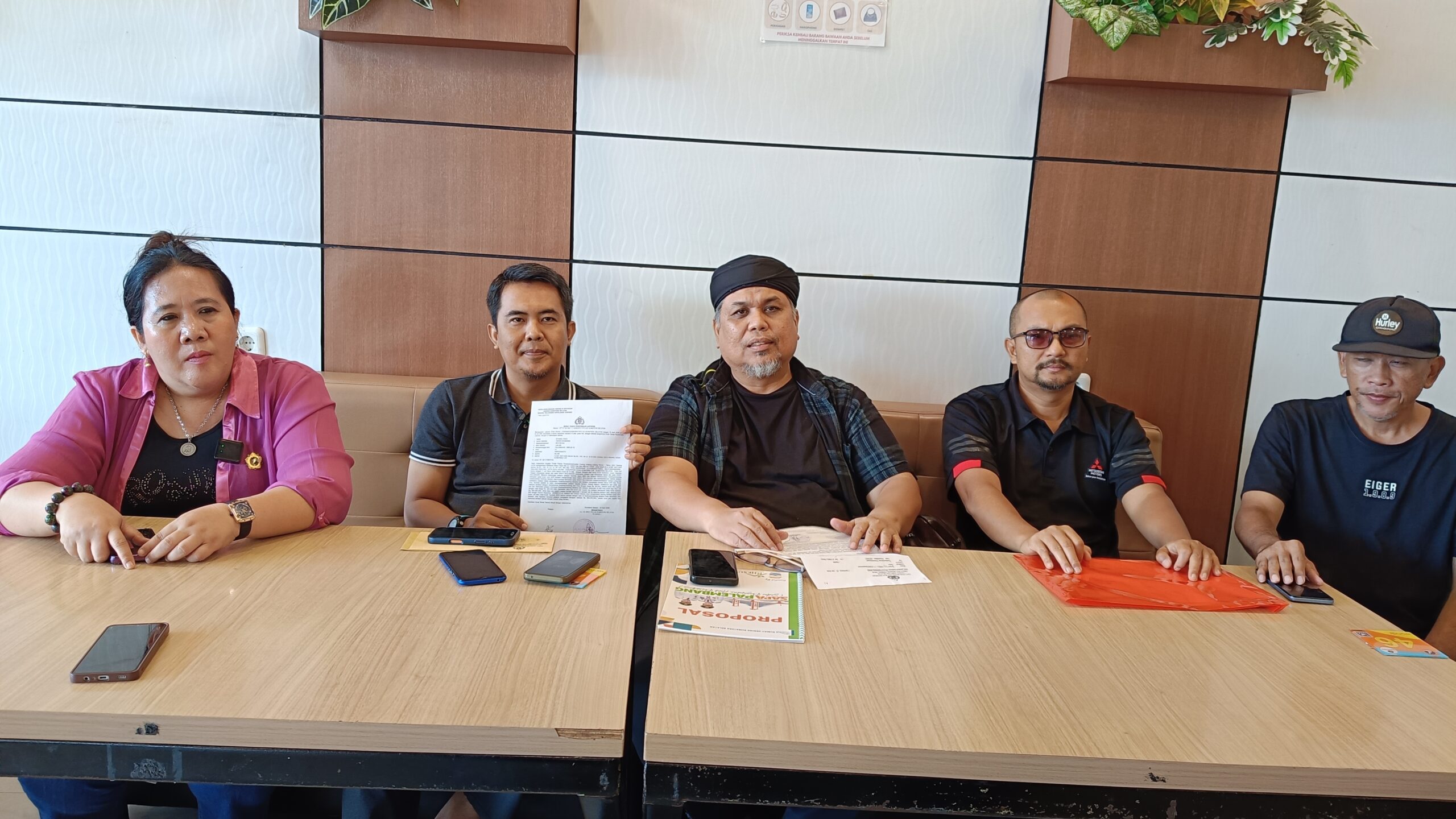 Kuasa hukum korban, Adv. Idasril Faisal Tanjung, SE, SH, MM, MH, bersama Tim, saat jumpa pers, Sabtu (9/5/26). Fhoto: Suherman