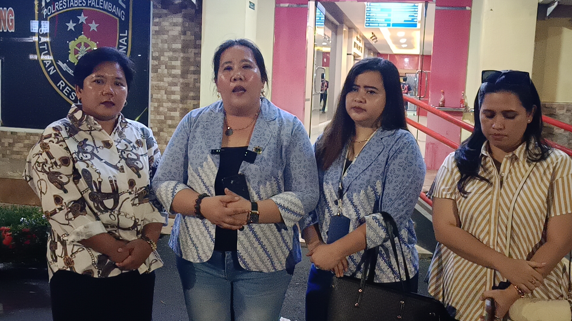 Pidaraini SH, kuasa hukum korban, saat di wawancarai di depan gedung Satreskrim Polrestabes Palembang, Senin (11/5/26).Fhoto: Suherman