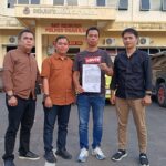 Hamdi selaku korban, didampingi Kuasa hukumnya, Imron Ahmad SH MH dan rekan, saat memberikan keterangan pers di Polres Ogan Ilir, Rabu (13/5/26). Fhoto: Suherman