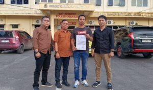 Hamdi selaku korban, didampingi Kuasa hukumnya, Imron Ahmad SH MH dan rekan, saat memberikan keterangan pers di Polres Ogan Ilir, Rabu (13/5/26). Fhoto: Suherman Hamdi selaku korban, didampingi Kuasa hukumnya, Imron Ahmad SH MH dan rekan, saat memberikan keterangan pers di Polres Ogan Ilir, Rabu (13/5/26). Fhoto: Suherman