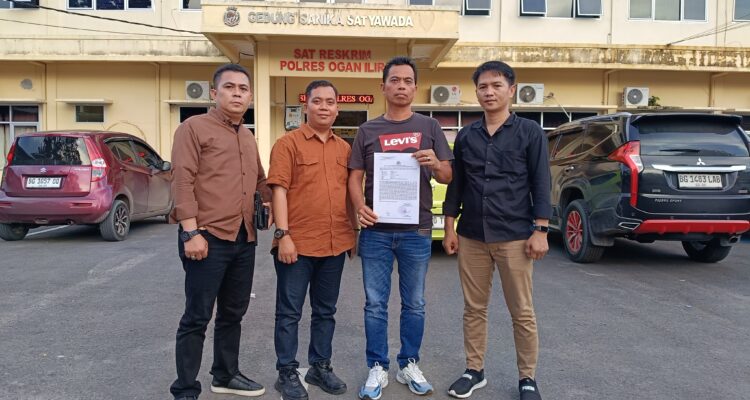 Hamdi selaku korban, didampingi Kuasa hukumnya, Imron Ahmad SH MH dan rekan, saat memberikan keterangan pers di Polres Ogan Ilir, Rabu (13/5/26). Fhoto: Suherman