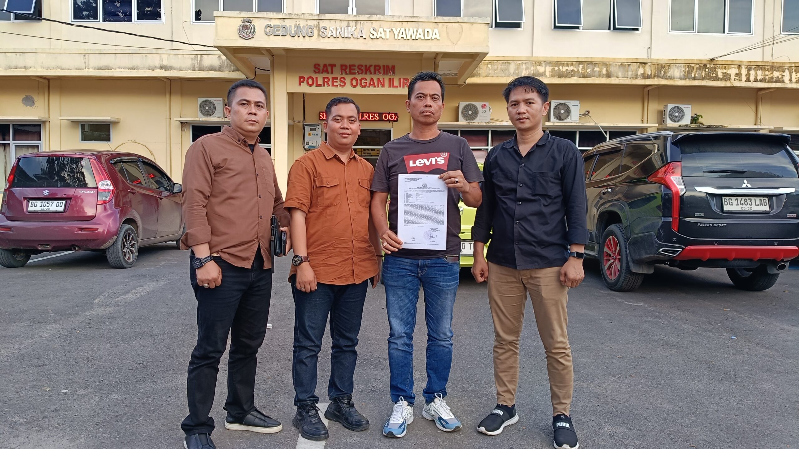 Hamdi selaku korban, didampingi Kuasa hukumnya, Imron Ahmad SH MH dan rekan, saat memberikan keterangan pers di Polres Ogan Ilir, Rabu (13/5/26). Fhoto: Suherman