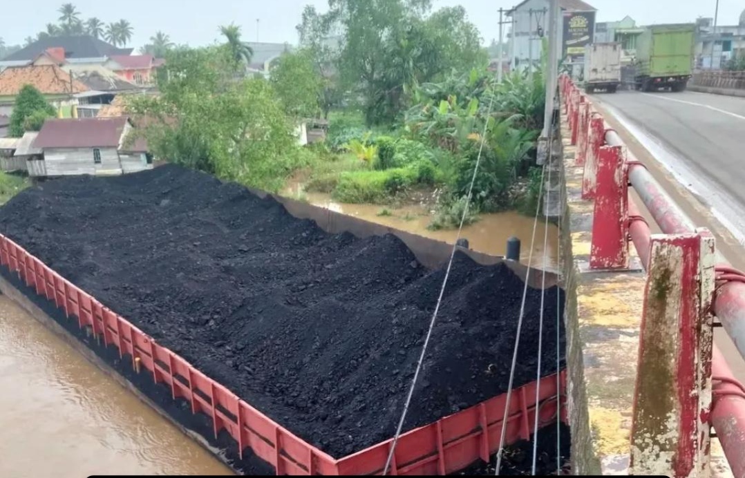 Tongkang Batubara Biduk Mas 02 Hantam Jembatan Sungai Lilin, Rabu (6/5/26). Fhoto: Istimewa