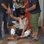 DA (23) predator anak di Gandus "ngesot" menahan sakit, saat dibawa ke kantor Satreskrim Polrestabes Palembang, Senin (11/5). Fhoto: Suherman