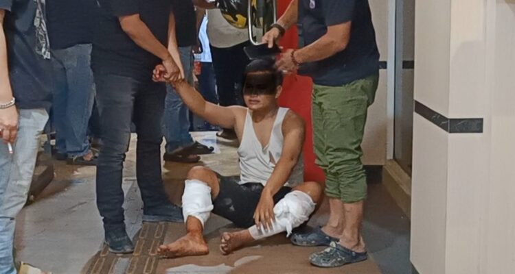 DA (23) predator anak di Gandus "ngesot" menahan sakit, saat dibawa ke kantor Satreskrim Polrestabes Palembang, Senin (11/5). Fhoto: Suherman