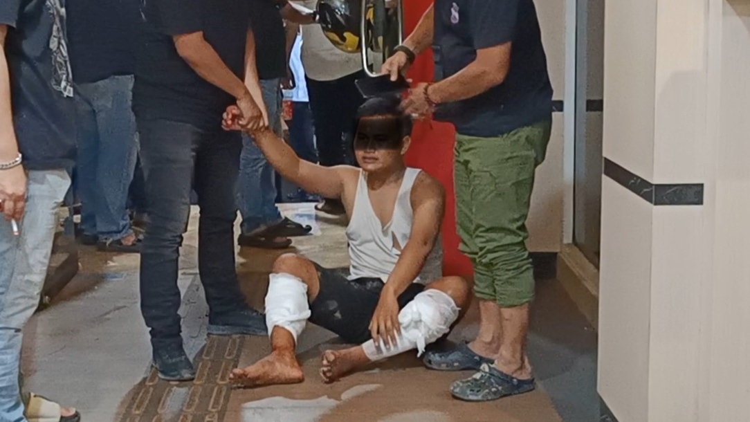 DA (23) predator anak di Gandus "ngesot" menahan sakit, saat dibawa ke kantor Satreskrim Polrestabes Palembang, Senin (11/5). Fhoto: Suherman