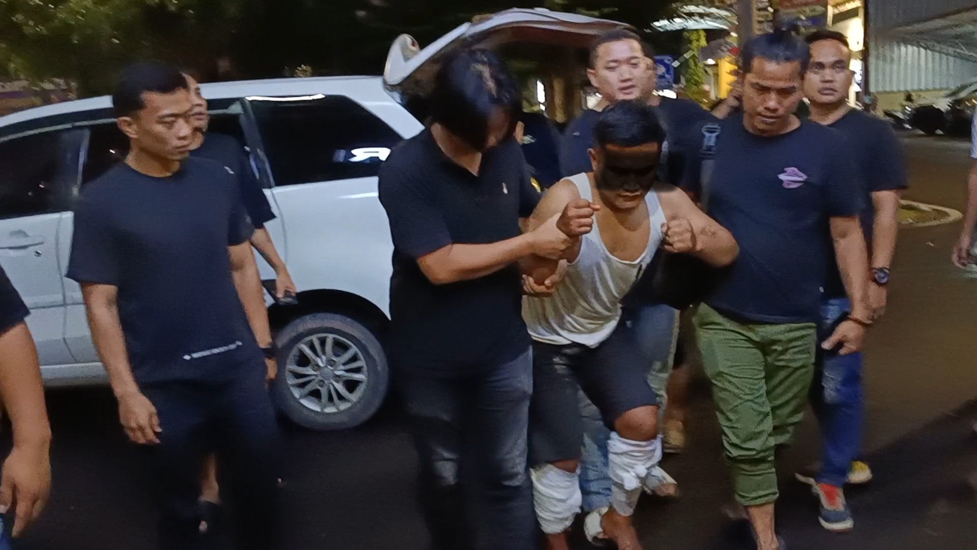 DA (23) predator anak di wilayah Gandus, meringis kesakitan saat dibawa ke Kantor Satreskrim Polrestabes Palembang, Senin (12/5). Fhoto: Suherman