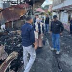 VP Komunikasi & Administrasi Korporat Pusri, Rustam Effendi bersama Tim, saat mengunjungi lokasi kebakaran di 1 Ilir Palembang. Fhoto: Istimewa
