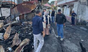 VP Komunikasi & Administrasi Korporat Pusri, Rustam Effendi bersama Tim, saat mengunjungi lokasi kebakaran di 1 Ilir Palembang. Fhoto: Istimewa