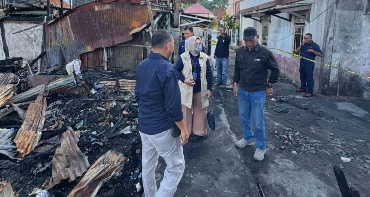 VP Komunikasi & Administrasi Korporat Pusri, Rustam Effendi bersama Tim, saat mengunjungi lokasi kebakaran di 1 Ilir Palembang. Fhoto: Istimewa