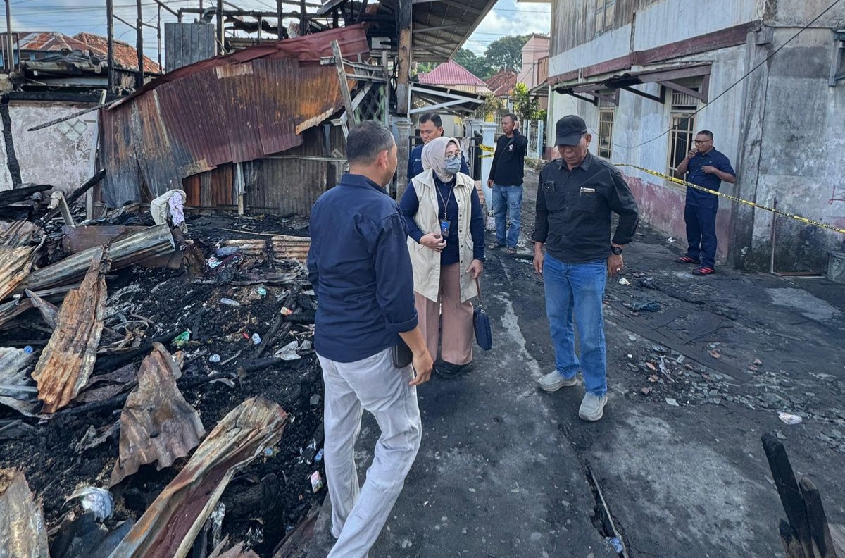 VP Komunikasi & Administrasi Korporat Pusri, Rustam Effendi bersama Tim, saat mengunjungi lokasi kebakaran di 1 Ilir Palembang. Fhoto: Istimewa VP Komunikasi & Administrasi Korporat Pusri, Rustam Effendi bersama Tim, saat mengunjungi lokasi kebakaran di 1 Ilir Palembang. Fhoto: Istimewa