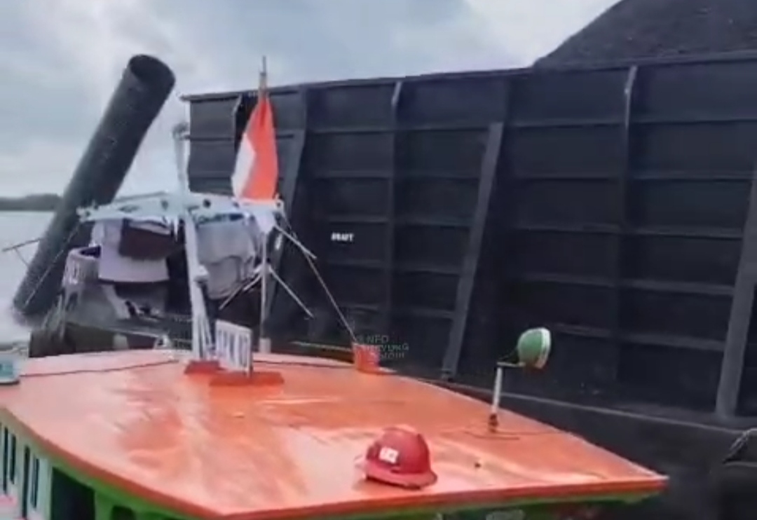 Tongkang Batu Bara Pasific Star 8703, saat menyeruduk Tiang revitalisasi Jembatan Lalan, Rabu (13/5/26).Fhoto: Suherman 