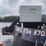 Tongkang Batu Bara Pasific Star 8703, saat menyeruduk Tiang revitalisasi Jembatan Lalan, Rabu (13/5/26). Fhoto: Suherman