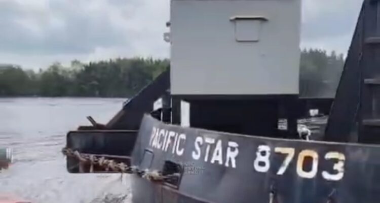 Tongkang Batu Bara Pasific Star 8703, saat menyeruduk Tiang revitalisasi Jembatan Lalan, Rabu (13/5/26). Fhoto: Suherman