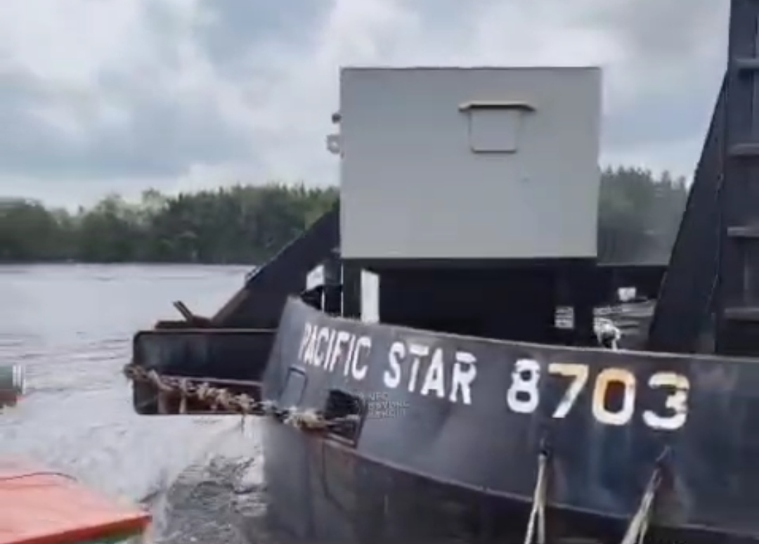 Tongkang Batu Bara Pasific Star 8703, saat menyeruduk Tiang revitalisasi Jembatan Lalan, Rabu (13/5/26). Fhoto: Suherman Tongkang Batu Bara Pasific Star 8703, saat menyeruduk Tiang revitalisasi Jembatan Lalan, Rabu (13/5/26). Fhoto: Suherman
