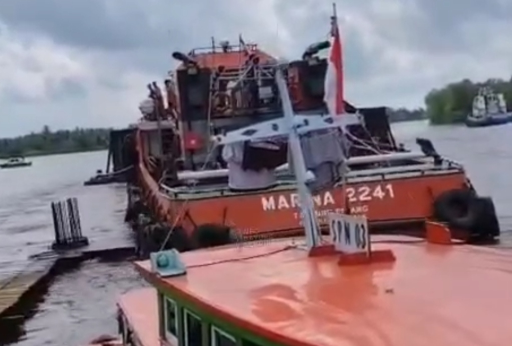 Kapal Assist TB Marina 2241 saat menyenggol Tiang revitalisasi Jembatan Lalan, Rabu (13/5/26).Fhoto: Suherman 