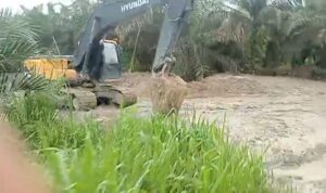 Salah satu alat berat jenis Excavator yang di gunakan milik pengusaha Galian C di KM 11 Bayung Lencir, Muba. Fhoto: Istimewa Salah satu alat berat jenis Excavator yang di gunakan milik pengusaha Galian C di KM 11 Bayung Lencir, Muba. Fhoto: Istimewa