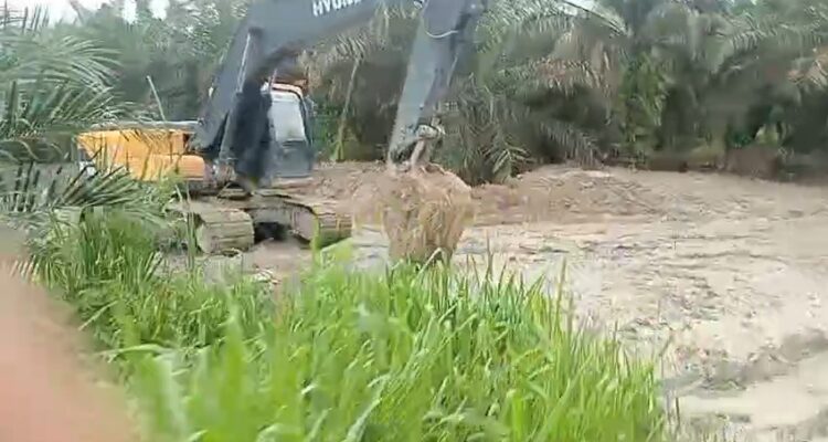 Salah satu alat berat jenis Excavator yang di gunakan milik pengusaha Galian C di KM 11 Bayung Lencir, Muba. Fhoto: Istimewa