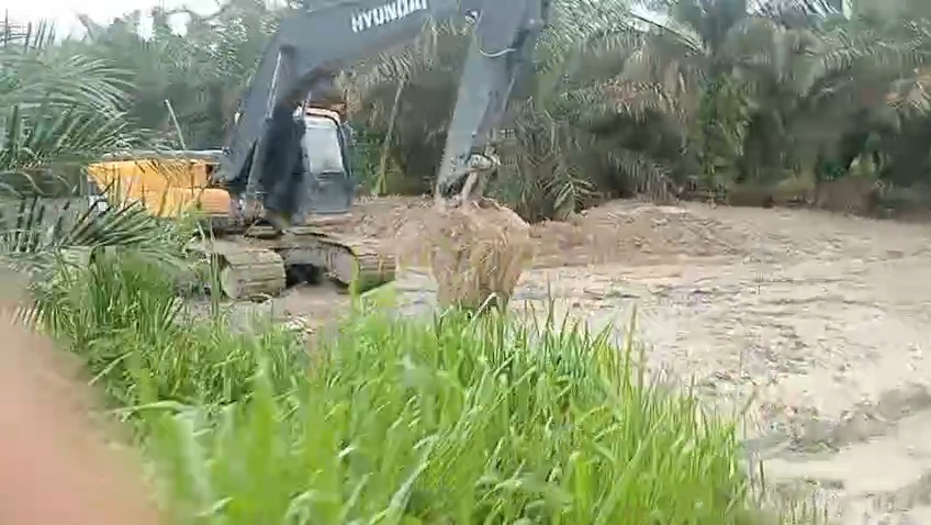 Salah satu alat berat jenis Excavator yang di gunakan milik pengusaha Galian C di KM 11 Bayung Lencir, Muba. Fhoto: Istimewa