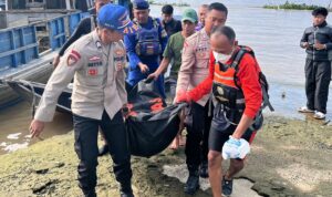 Pihak kepolisian dan SAR, lakukan evakuasi penemuan mayat Mr X, Jum'at (15/5/26). Fhoto: Istimewa Pihak kepolisian dan SAR, lakukan evakuasi penemuan mayat Mr X, Jum'at (15/5/26). Fhoto: Istimewa