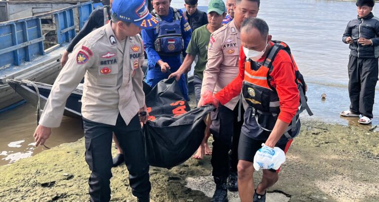 Pihak kepolisian dan SAR, lakukan evakuasi penemuan mayat Mr X, Jum'at (15/5/26). Fhoto: Istimewa