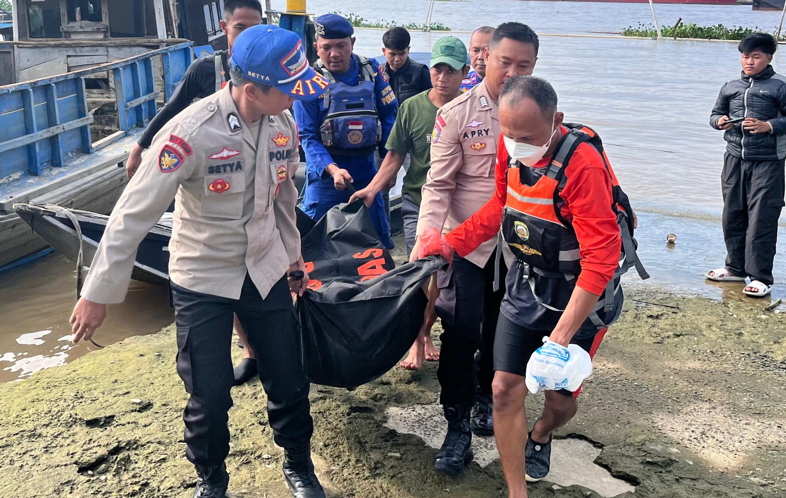 Pihak kepolisian dan SAR, lakukan evakuasi penemuan mayat Mr X, Jum'at (15/5/26). Fhoto: Istimewa