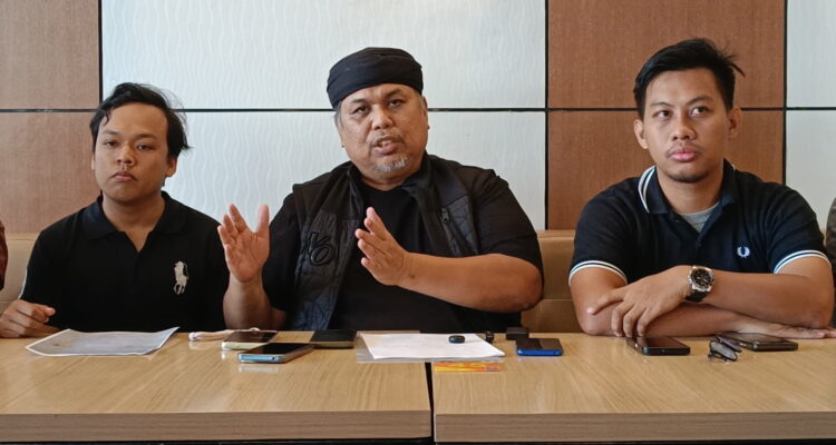Kuasa hukum YGMS, Adv. Idasril Faisal Tanjung, SE SH, MH MM, saat konferensi pers dengan awak media, Senin (1/6/26). Fhoto: Suherman