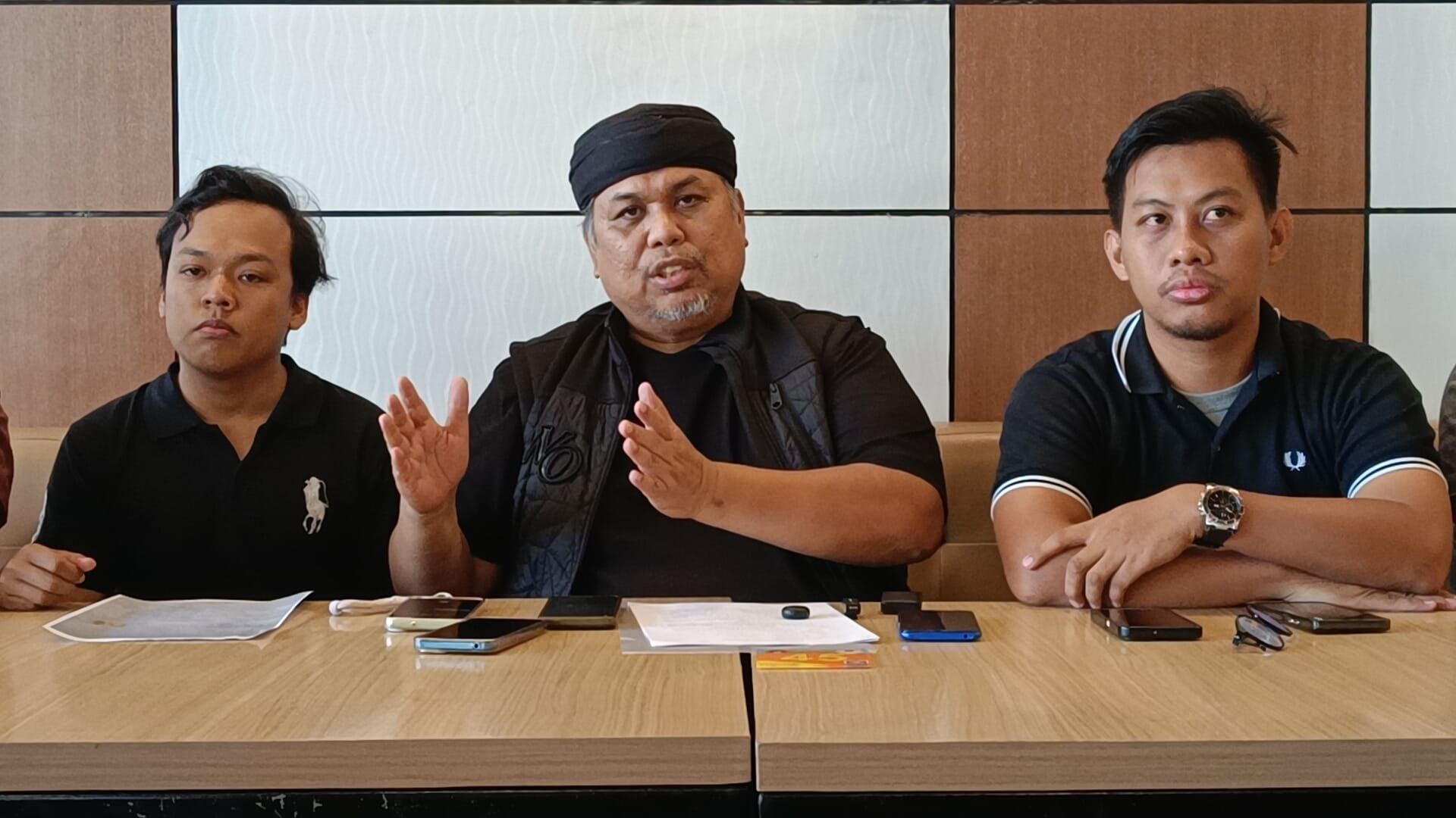Kuasa hukum YGMS, Adv. Idasril Faisal Tanjung, SE SH, MH MM, saat konferensi pers dengan awak media, Senin (1/6/26). Fhoto: Suherman