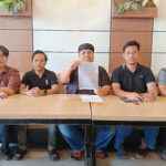 Kuasa hukum YGMS Adv Idasril Faisal Tanjung SE SH MH MM bersama Tim SPPG Betung saat konferensi pers dengan awak media, Senin (1/6/26). Fhoto: Suherman