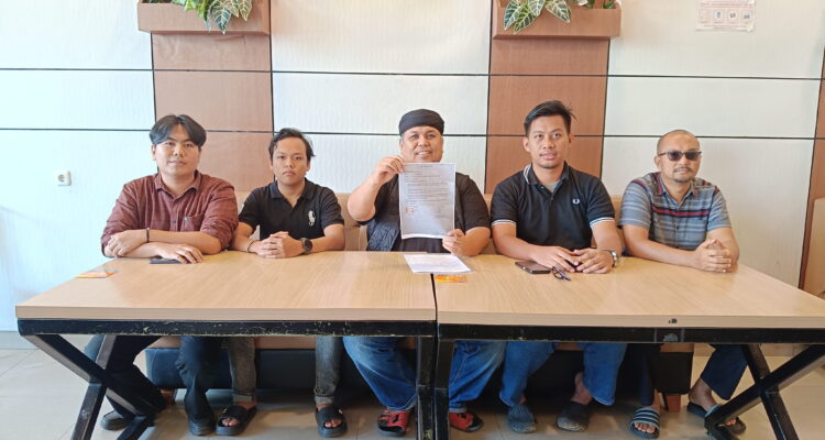 Kuasa hukum YGMS Adv Idasril Faisal Tanjung SE SH MH MM bersama Tim SPPG Betung saat konferensi pers dengan awak media, Senin (1/6/26). Fhoto: Suherman