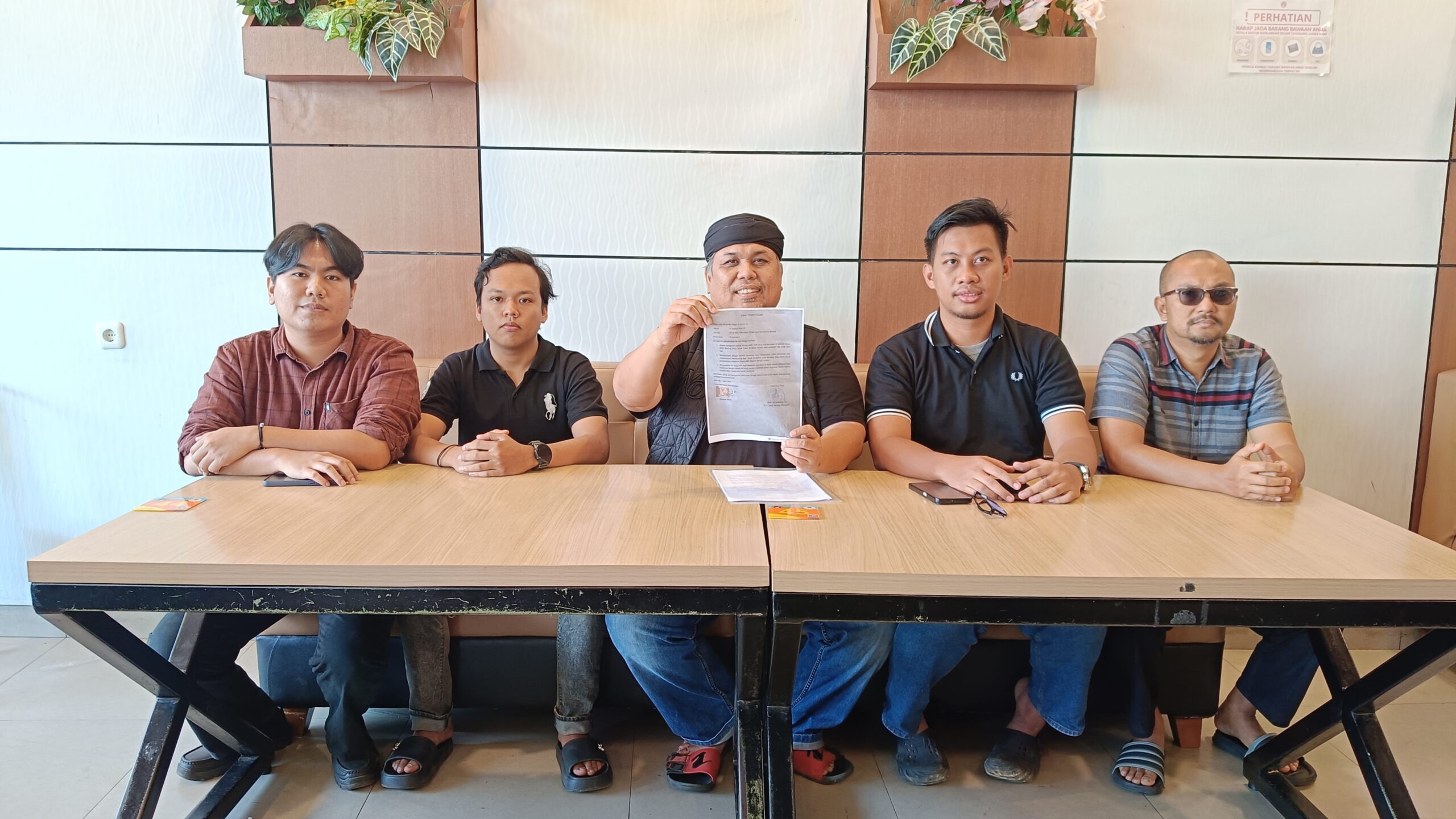 Kuasa hukum YGMS Adv Idasril Faisal Tanjung SE SH MH MM bersama Tim SPPG Betung saat konferensi pers dengan awak media, Senin (1/6/26). Fhoto: Suherman