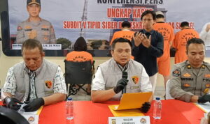 Wadir Krimsus Polda Sumsel, AKBP Listiyono didampingi Kasubdit V Siber, AKBP Dwi Utomo, dan Kasubdit Penmas, Kompol I Putu Suryawan saat konferensi pers di Gedung Presisi Polda Sumsel, Selasa (2/6/26). Fhoto: Suherman