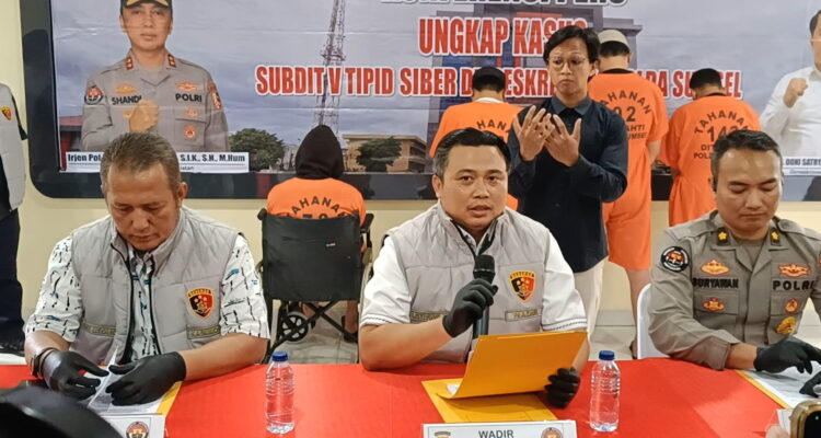 Wadir Krimsus Polda Sumsel, AKBP Listiyono didampingi Kasubdit V Siber, AKBP Dwi Utomo, dan Kasubdit Penmas, Kompol I Putu Suryawan saat konferensi pers di Gedung Presisi Polda Sumsel, Selasa (2/6/26). Fhoto: Suherman