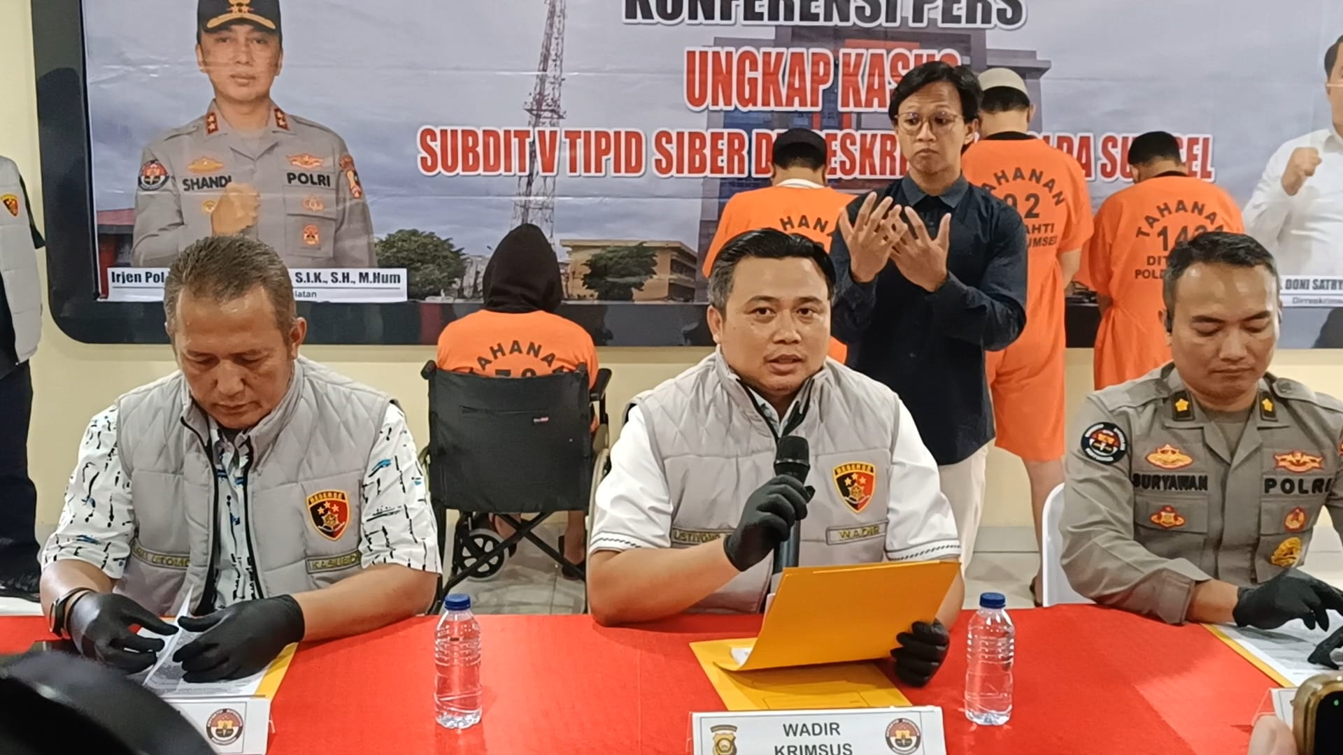 Wadir Krimsus Polda Sumsel, AKBP Listiyono didampingi Kasubdit V Siber, AKBP Dwi Utomo, dan Kasubdit Penmas, Kompol I Putu Suryawan saat konferensi pers di Gedung Presisi Polda Sumsel, Selasa (2/6/26). Fhoto: Suherman