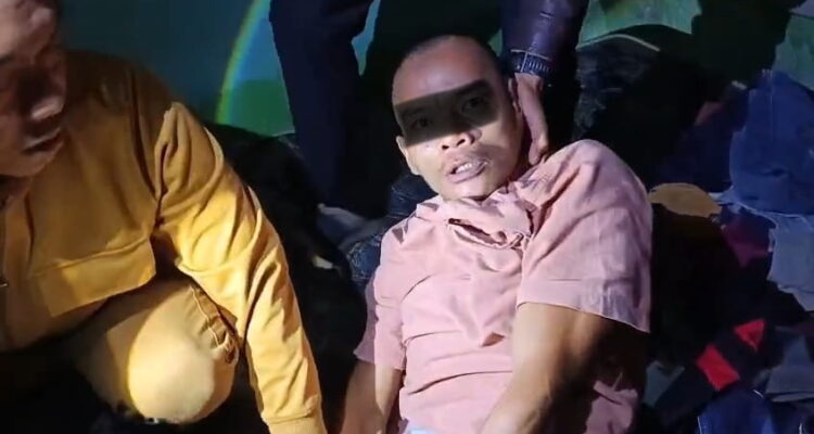 Pelaku pembunuhan petani di Keluang bernama Anton saat ditangkap tim gabungan Polsek Keluang, Sabtu (6/6/26). Fhoto: Istimewa