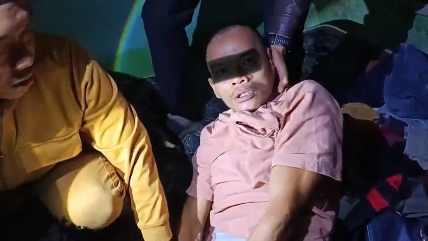 Pelaku pembunuhan petani di Keluang bernama Anton saat ditangkap tim gabungan Polsek Keluang, Sabtu (6/6/26). Fhoto: Istimewa