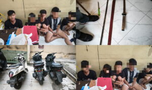 Enam pemuda pelaku tawuran dan barang bukti Sajam dan motor yang diamankan di Polsek Ilir Barat 1 Palembang, Jum'at (12/6/26). Fhoto: Istimewa