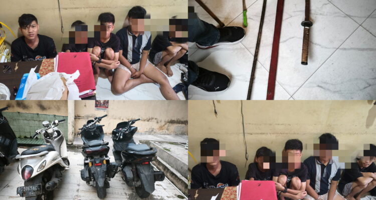 Enam pemuda pelaku tawuran dan barang bukti Sajam dan motor yang diamankan di Polsek Ilir Barat 1 Palembang, Jum'at (12/6/26). Fhoto: Istimewa