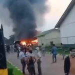 Massa merusak dan membakar kantor PT BCP Wilmar Group, Selasa (23/6/26). Fhoto: tangkapan layar video