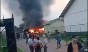Massa merusak dan membakar kantor PT BCP Wilmar Group, Selasa (23/6/26). Fhoto: tangkapan layar video