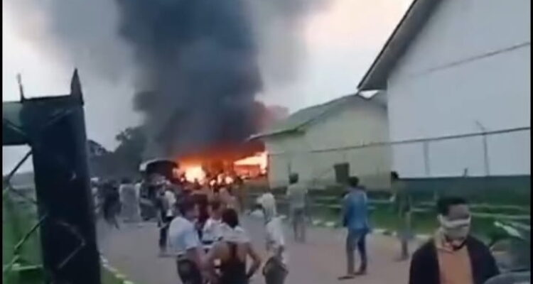 Massa merusak dan membakar kantor PT BCP Wilmar Group, Selasa (23/6/26). Fhoto: tangkapan layar video