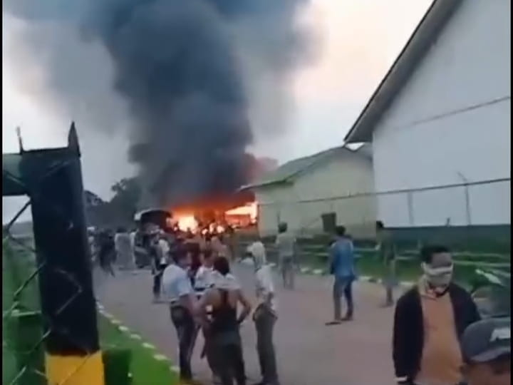 Massa merusak dan membakar kantor PT BCP Wilmar Group, Selasa (23/6/26). Fhoto: tangkapan layar video Massa merusak dan membakar kantor PT BCP Wilmar Group, Selasa (23/6/26). Fhoto: tangkapan layar video