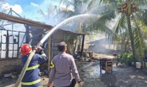 Polisi Polres Lampung Selatan dan Pemadam Kebakaran berjibaku padamkan api, Senin (1/6/26). Fhoto: Istimewa